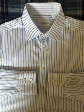 Charles Tyrwhitt White with Light Blue Pinstripes Men’s Dress Shirt Size 15.5-39